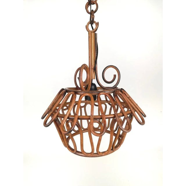 Suspension light in rush produced in Italy datable between the 1950s and 60s. The cute line, made of curls and spirals,...