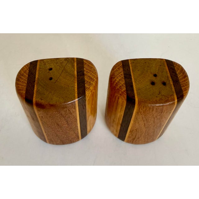 1970s Organic Modern Wood Salt & Pepper Shakers With Striped Inlay For Sale In Los Angeles - Image 6 of 8