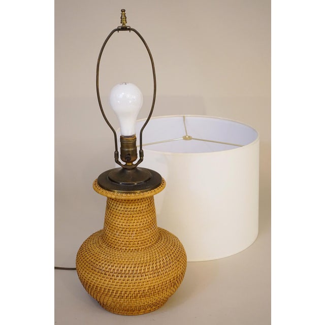 1960s Sublime Atomic Modern Rattan Wicker Basket Weave Chimney Brass Table Lamp For Sale - Image 9 of 9
