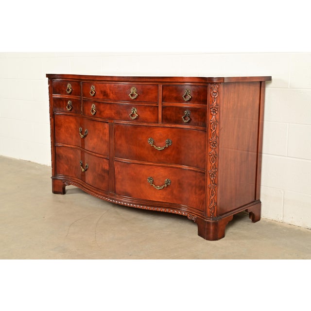 English Century Furniture Georgian Carved Flame Mahogany Serpentine Front Ten-Drawer Dresser or Chest of Drawers | Circa 1950s For Sale - Image 3 of 13