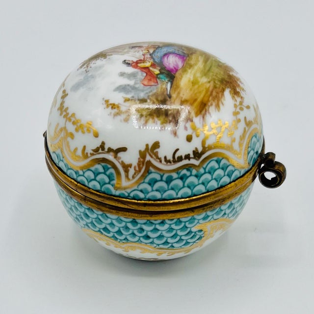 Antique French Hand-Painted Porcelain Hinged Box from Samson, Paris, 1900s For Sale - Image 6 of 15