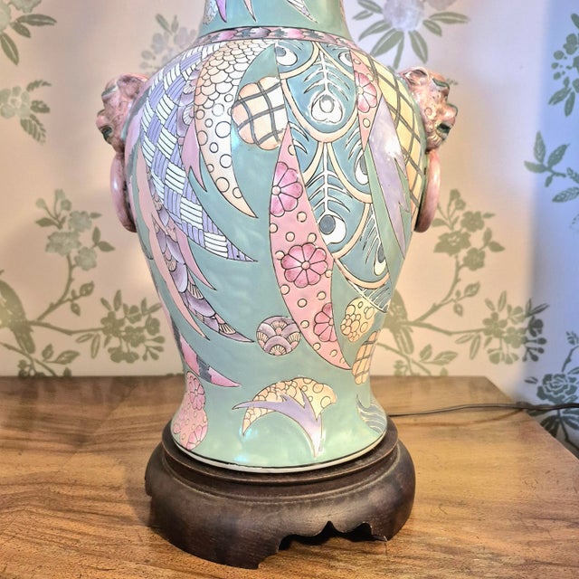 Teal 1980s Heyward House Pastel Teal & Pink Tobacco Leaf Ceramic Table Lamp W/ Foo Dog Handles Chinoiserie Hollywood Regency Palm Beach For Sale - Image 8 of 14