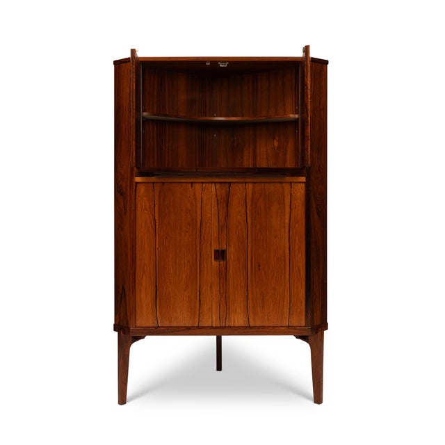 A stylish 1960s Danish rosewood corner cabinet with beautifully figured rosewood grain throughout. The upper section is...