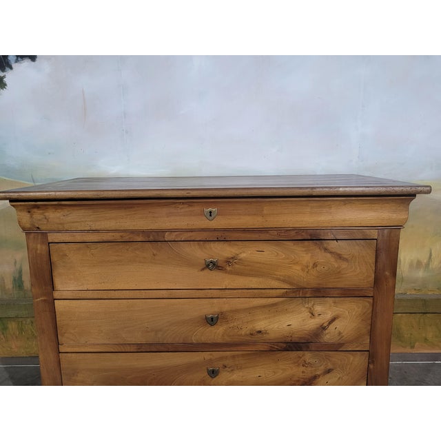 Antique Fruitwood Chest of Drawers with Four Drawers An elegant antique chest of drawers in solid walnut, displaying a...