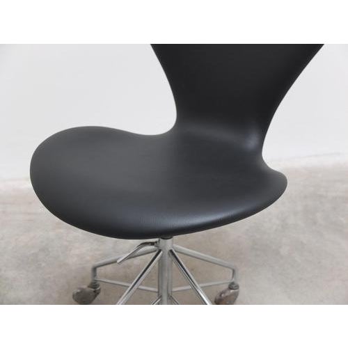 Black Vintage 3117 Swivel Desk Chair in Leather by Arne Jacobsen for Fritz Hansen, 1971 For Sale - Image 8 of 18