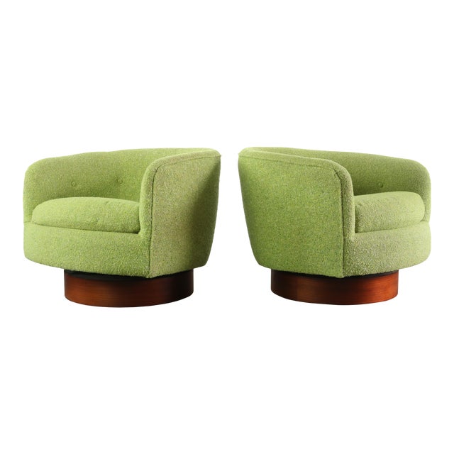 Swiveling Barrel Chairs Attributed to Milo Baughman in Original Green - a Pair For Sale