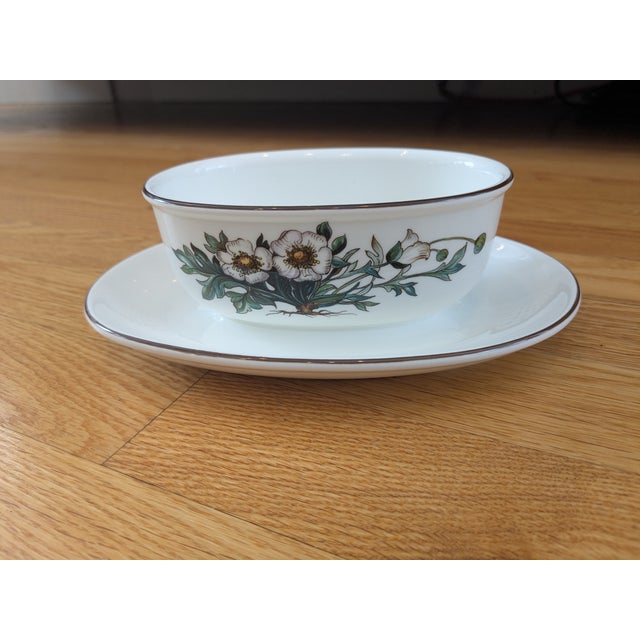 Villeroy and Boch botanica gravy boat with 'ranunculus glacialis' flower print.