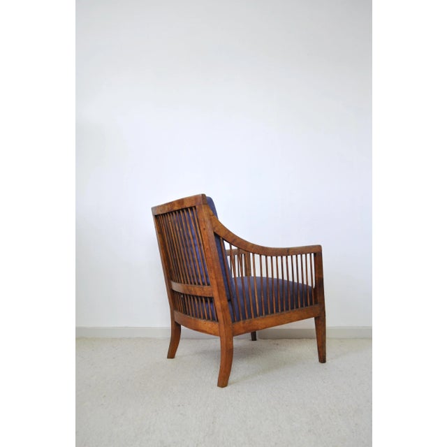 Beautiful and comfortable chair with bars in the back and sides, with its elegant lines is a good example of how our...