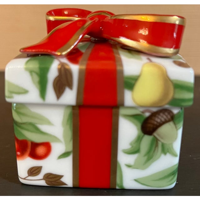 American 1990s Tiffany & Co. "Tiffany Holiday" Porcelain Gift Box Trinket Box For Sale - Image 3 of 12