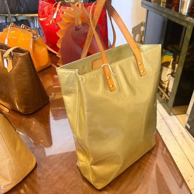 A 2001 Louis Vuitton Green Vernis and Vachetta Reade Gm Tote Bag For Sale - Image 6 of 11