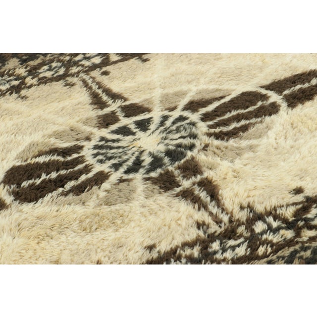 1960s Vintage Swedish Rya Rug in Beige-Brown With Starburst Medallion - Rug & Kilim For Sale - Image 5 of 7