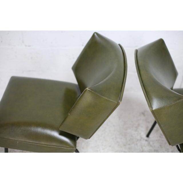 Pair of tubular armchairs, imitation leather. Circa 1950 Vintage condition: small traces and visible wear/cuts. See...