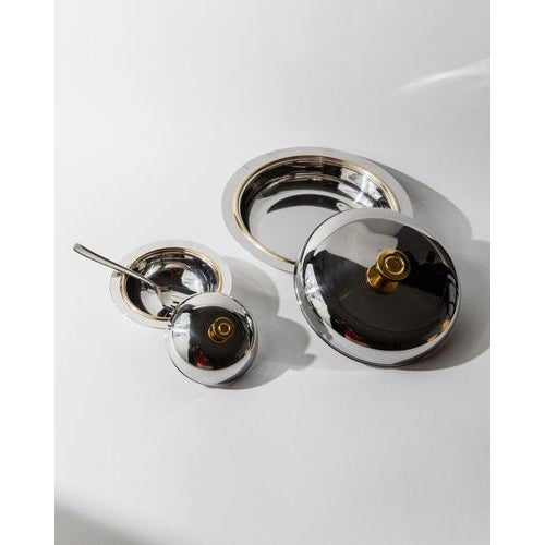 This vintage set of 2 stainless steel salad bowls from 1980s Italy by Morinox combines refined functionality with elegant...