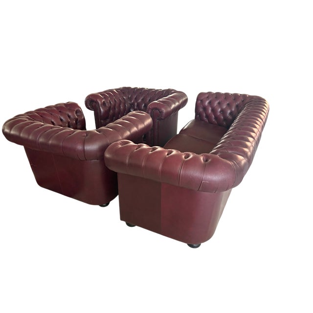 Chesterfield Sofas in Purple Leather, 1980, Set of 3 For Sale - Image 10 of 10