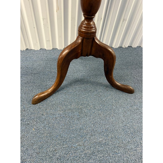 Vintage Tilt‑Top Pedestal Table – Round Tripod Accent Table For Sale In Chicago - Image 6 of 6