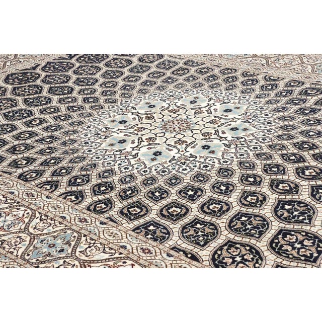 Textile Middle Eastern Rug in Virgin Wool For Sale - Image 7 of 11