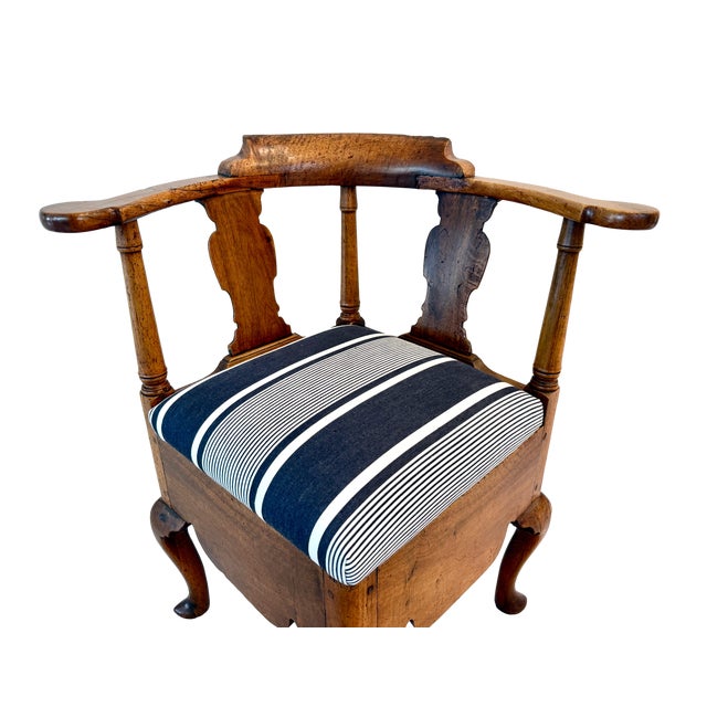 American Queen Ann Style Walnut Corner Commode Chair, Circa 1740 For Sale - Image 4 of 13
