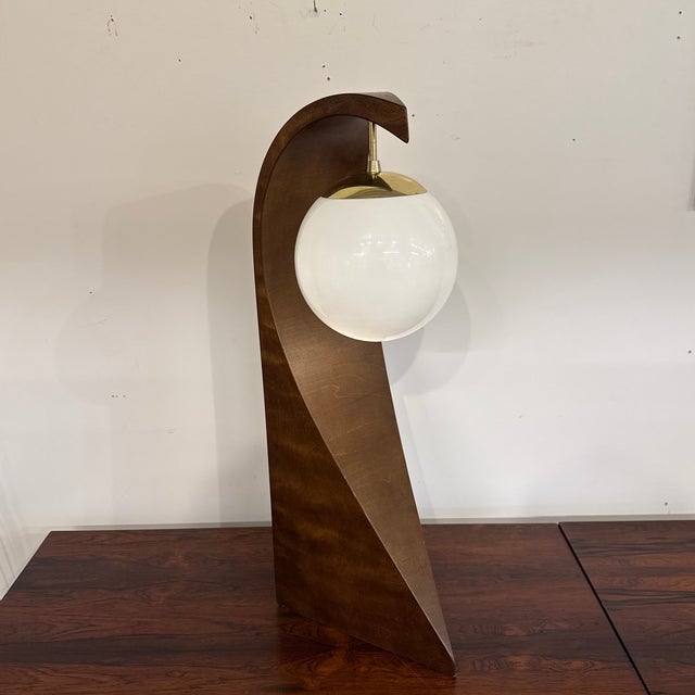 Mid-Century Modern Mid Century Modern Modeline Wave Table Lamp in Walnut and Brass For Sale - Image 3 of 7
