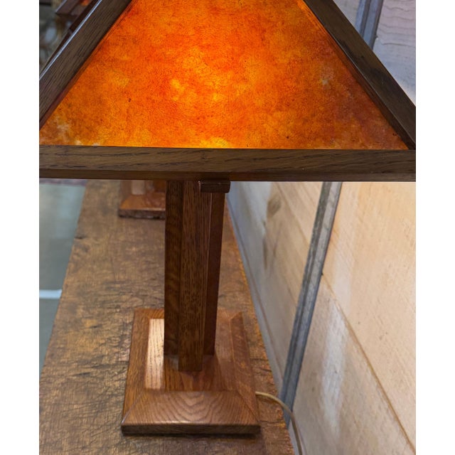 Pair of Frank Lloyd Wright-Style Oak & Mica Table Lamps, USA, circa 1980s A handsome pair of Frank Lloyd Wright–style...