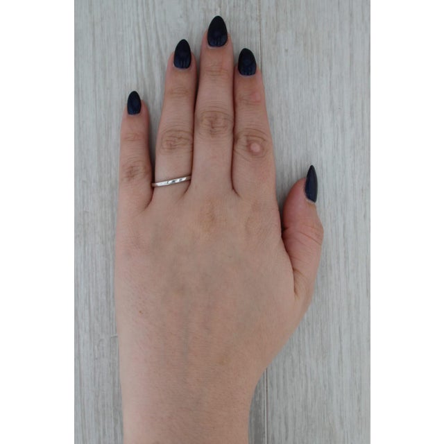 Modern Wheat Etched Wedding Band 18k White Gold Size 8.5 Stackable Ring, Size 8.5 For Sale - Image 3 of 8