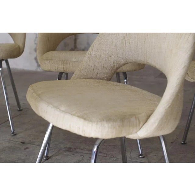 These conference chairs designed by Eero Saarinen in 1956 and produced by Knoll embodies the timeless elegance of modern...