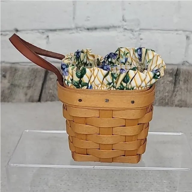 Farmhouse Longaberger Vintage 1998 Small Chive Hanging Basket 15211 With Liner & Insert For Sale - Image 3 of 12