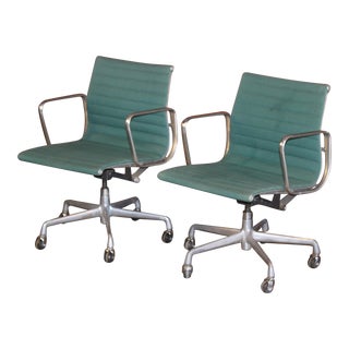 Pair of Herman Miller Eames Aluminum Group Management Chairs, 1989 For Sale