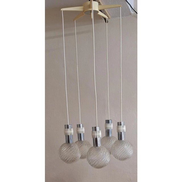 Vintage 5-Flame Cascade Lamp with Cream-Colored Plastic Frame and Clear Relief Glass Shades with Chrome-Plated Metal Cover, 1970s For Sale - Image 4 of 7