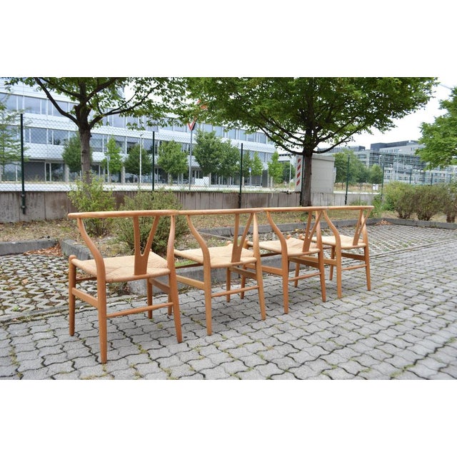 Hans J. Wegner Iconic Wishbone Chair. Model CH24 in oiled oak and papercord. Vintage version from 1970. Silver Label....