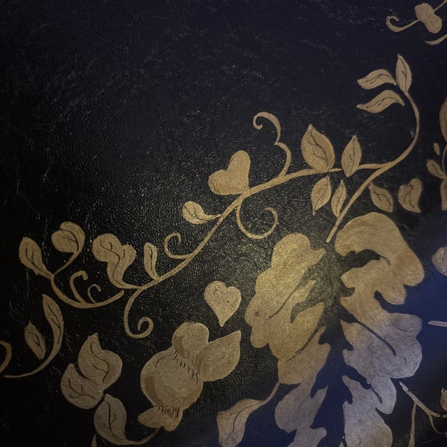 Metal Antique French Tole Peinte Du Lac Toleware, Lacquered & Gilt Tinned Metal Tray, Decorator Signed For Sale - Image 7 of 9