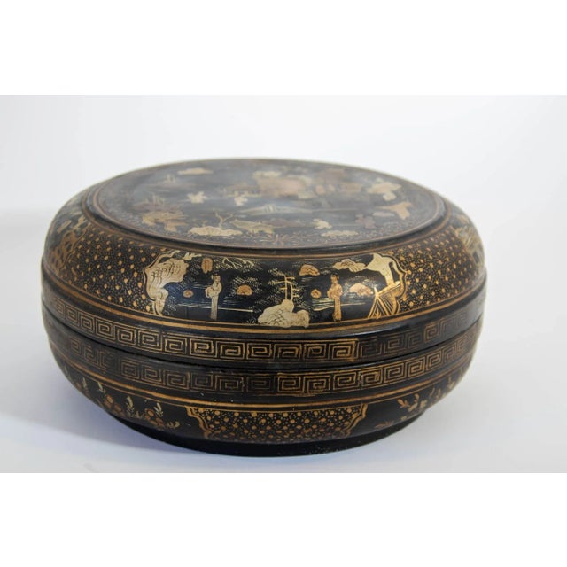 Mid 20th Century Large Chinese Export Round Black Lacquered Gilt Painted Covered Box 1950s For Sale - Image 5 of 9