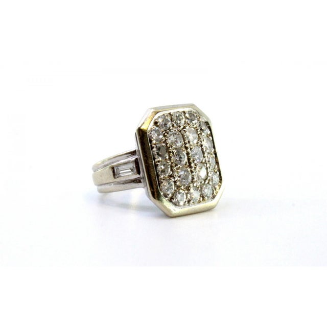 White Gold Ring with Brilliant-Cut Diamonds and Cut-Out Corners For Sale - Image 5 of 10