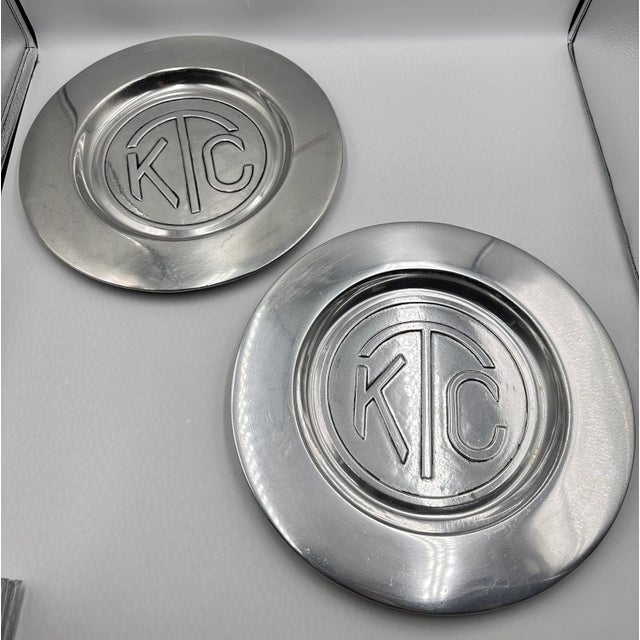 Add a touch of elegance to your dining experience with this exquisite set of Wilton Armetale plates. Crafted in the...