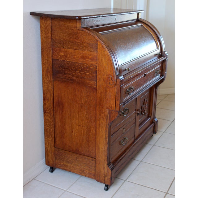 Early 20th Century Antique Quarter-Sawn Tiger Oak Roll Top Secretary Desk With Carved Floral Cabinet & Original Key, C. 1900–1915 For Sale - Image 5 of 17