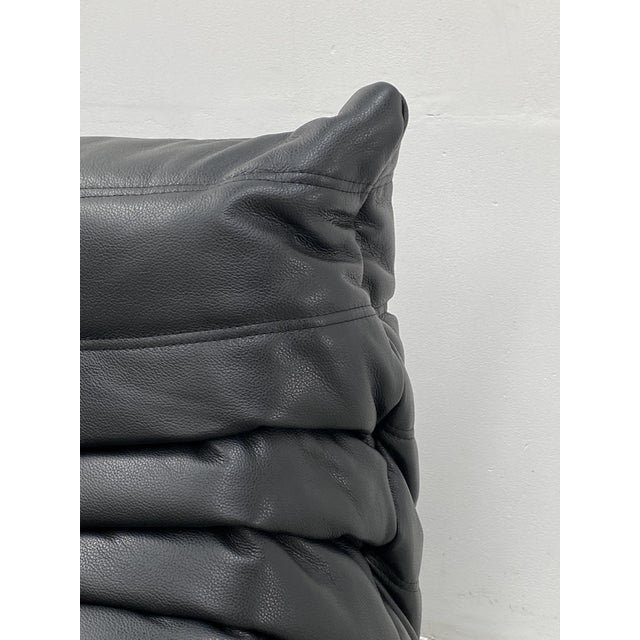 Set of French Togo Lounge Chair and Ottoman in Black Leather attributed to Michel Ducaroy for Ligne Roset, 1970s For Sale - Image 13 of 14