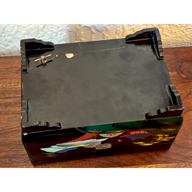 1970s Vintage Chinese Lacquered Jewelry Box With Mother of Pearl For Sale - Image 10 of 12