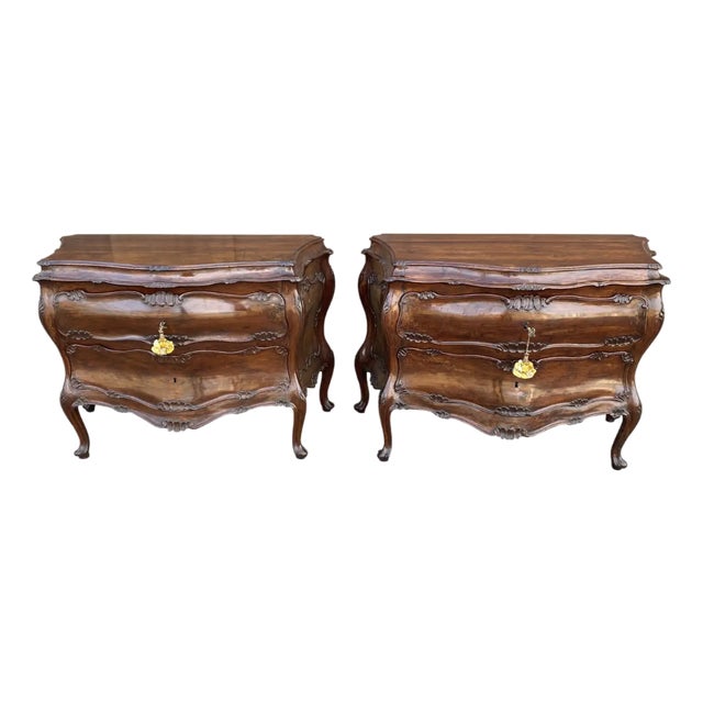 Fine Pair of 18th Century Venetian Rococo Bombe Bedside Chests of Drawers For Sale