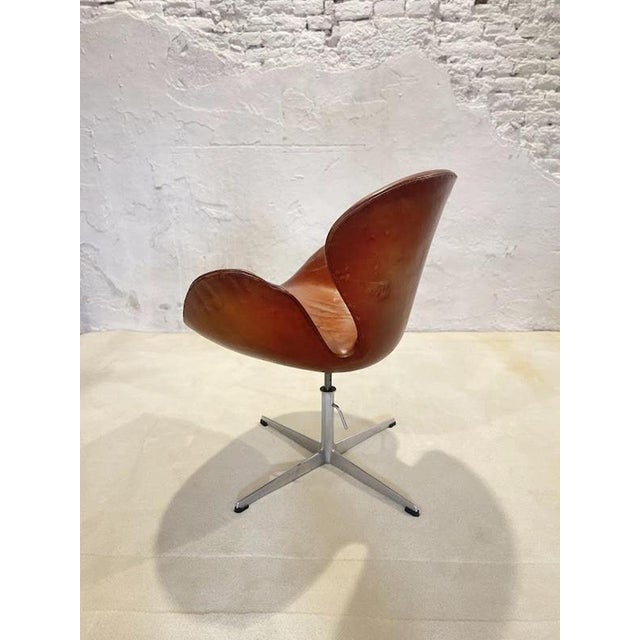 First Edition Swan Chair in Patinated Leather by Arne Jacobsen, 1950s For Sale - Image 12 of 18