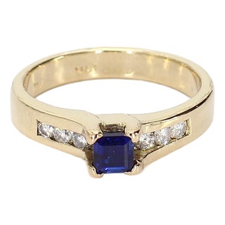 14k Yellow Gold Ring Princess Cut Blue Sapphire & Round Brilliant Diamonds, Size 7.25 For Sale