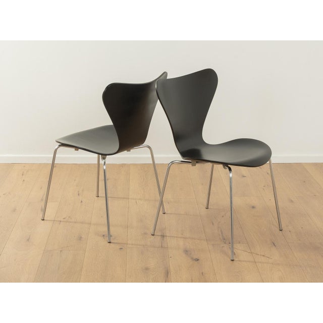 Arne Jacobsen 3107 from the Series 7 for Fritz Hansen. High-quality stainless steel frame with a black plywood seat shell....