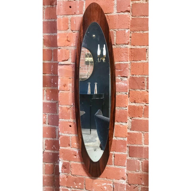 Oval large teak frame, with oval mirrored glass. The wood frame has different thickness in the apical width; Is beautiful...