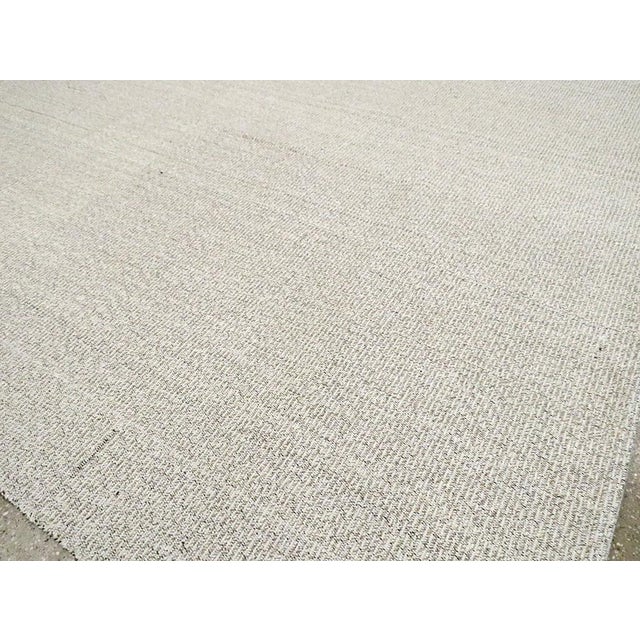 Ivory Galerie Shabab Collection Mid-20th Century Handmade Turkish Flat-Weave Kilim Room Size Carpet For Sale - Image 8 of 10