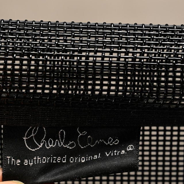 Eames Aluminum Group EA106 Dining Chairs in Black Netweave Mesh by Charles and Ray Eames for Vitra, 2010 For Sale - Image 16 of 18