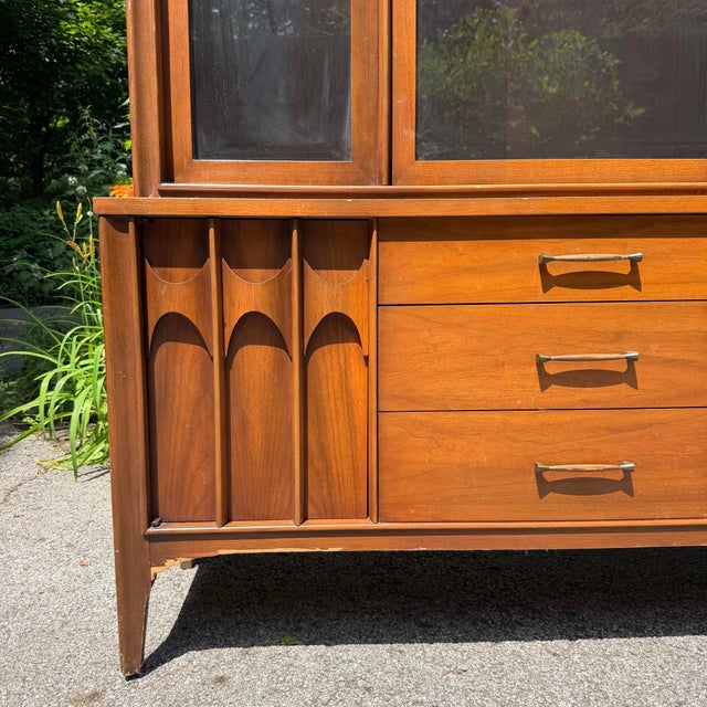 Kent Coffey Mid 20th Century Walnut Hutch China Cabinet With Rosewood Pulls in Style of Kent Coffey Perspecta For Sale - Image 4 of 11