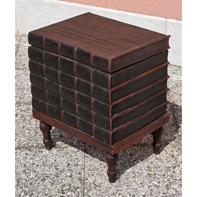 Black Louis XVI Venetian Book-Shaped Chest in Stained Fir and Leather, Late 18th Century For Sale - Image 8 of 12
