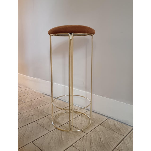 Dimensions: ø31 x h73cm, footrest h16, 4 kg. Vintage gold-tone metal stool with a foam and suede seat. Medium size, 73 cm...