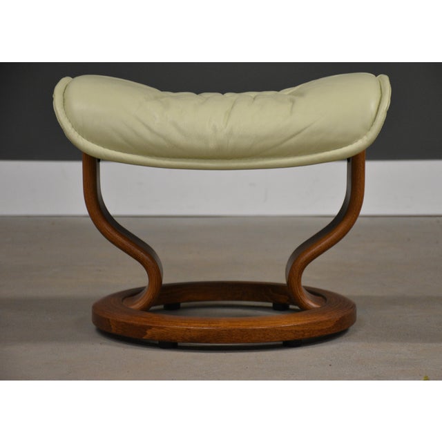 Mid-Century Modern 1990s Ekornes Stressless Off White Cream Leather Teak Ottoman For Sale - Image 3 of 7