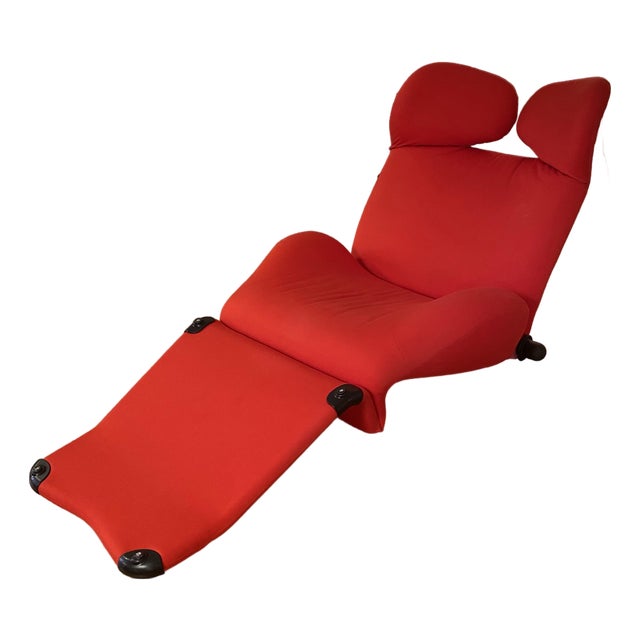 1980s Wink Chaise Lounge Attributed to Toshiyuki Kita for Cassina in Red Fabric With Black Knobs. For Sale