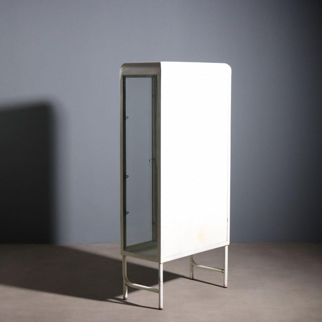 Vintage Industrial Showcase in Enamelled Metal and Glass, 1960s For Sale - Image 10 of 11