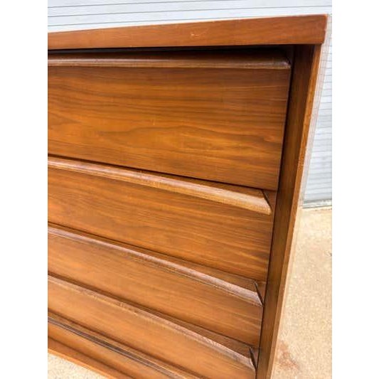 Mid-Century Modern 5 Drawer Dresser by Bassett Furniture, Walnut For Sale - Image 10 of 11